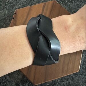 BRAIDED FAUX LEATHER BRACELET BLACK SEMI ADJUSTABLE WITH SNAPS